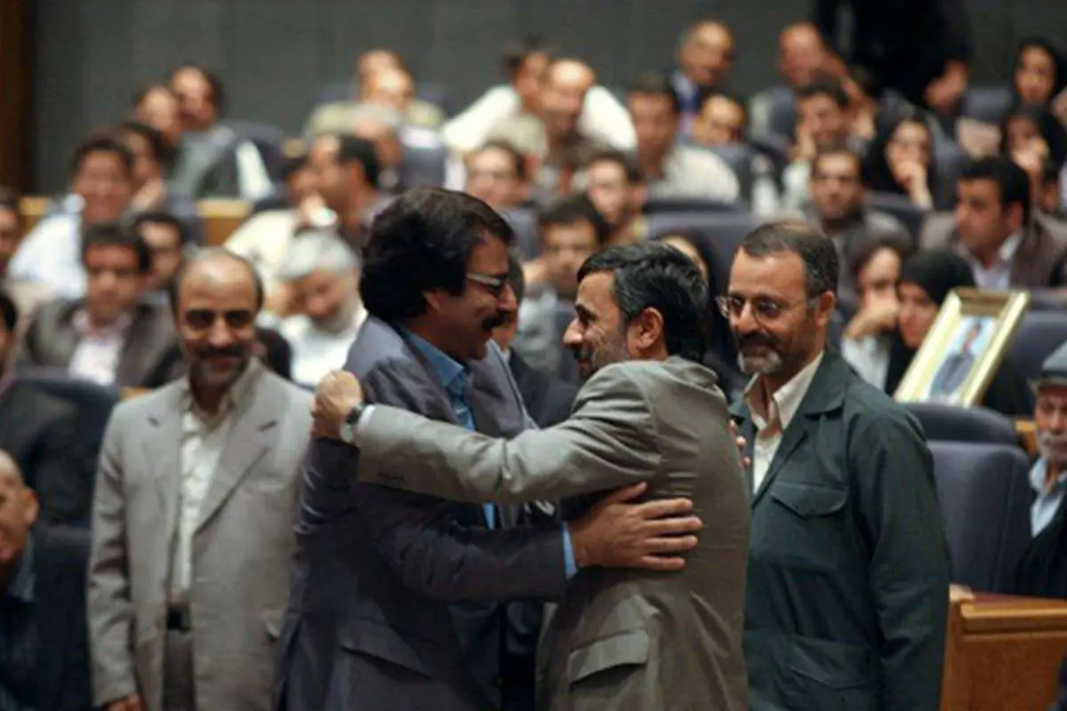 افتخاری: مرا خانه‌نشین کردند/ ترانه خارج از نزاکت یا بوسه سیاسی؟