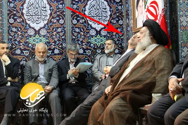 (تصویر) خواب مشایی در جلسه سخنرانی!