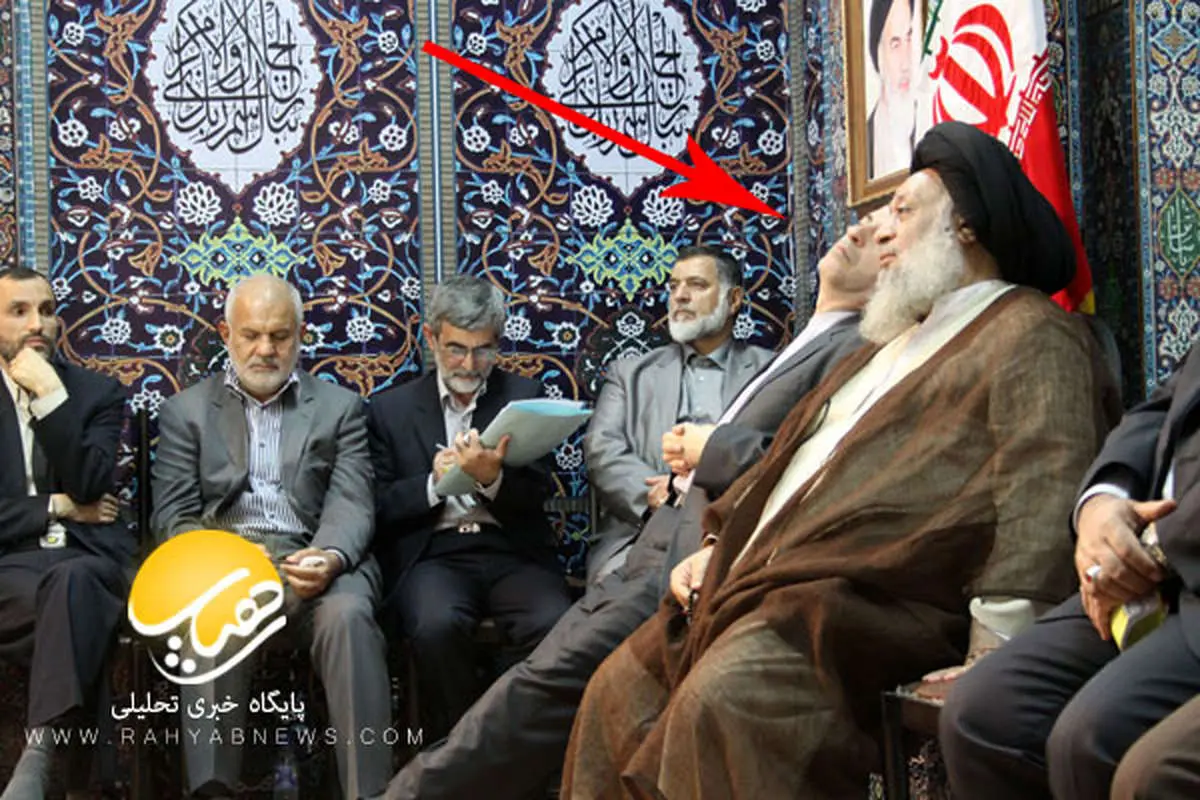 (تصویر) خواب مشایی در جلسه سخنرانی!