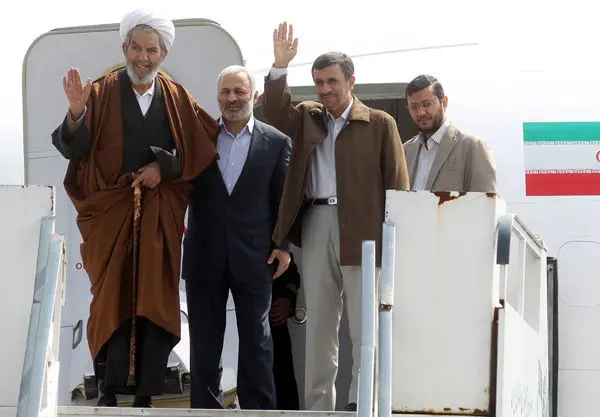 (تصاویر) احمدی‌نژاد در ارومیه؛ تقلید محافظ از رئیس‌جمهور، پوستر تبلیغاتی مشایی