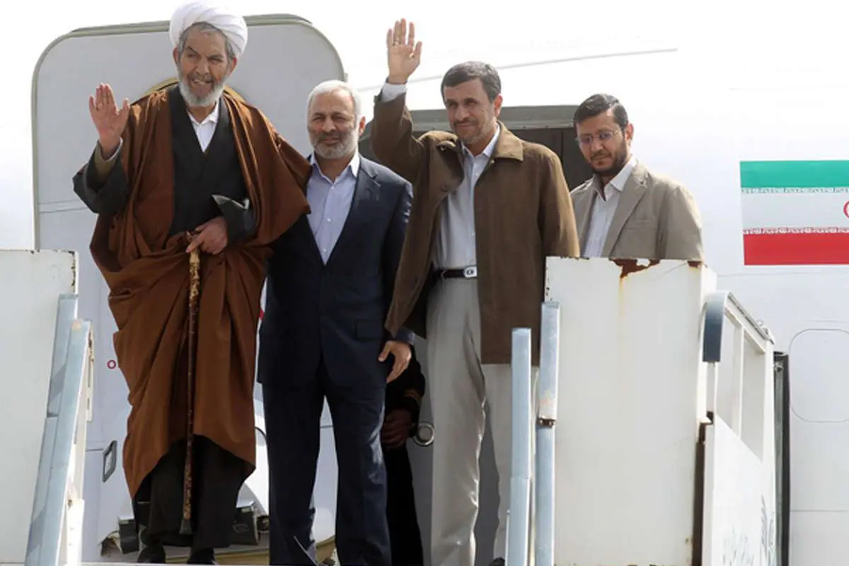 (تصاویر) احمدی‌نژاد در ارومیه؛ تقلید محافظ از رئیس‌جمهور، پوستر تبلیغاتی مشایی