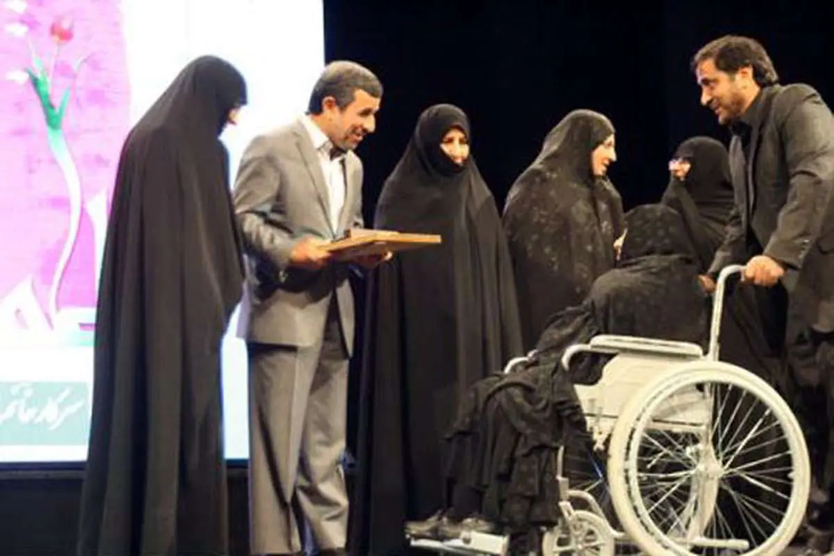 (تصویر)مادر معاون وزیر، زن برگزیده سال شد