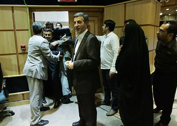 عکس جالب از لحظه خروج مشایی و احمدی‌نژاد
