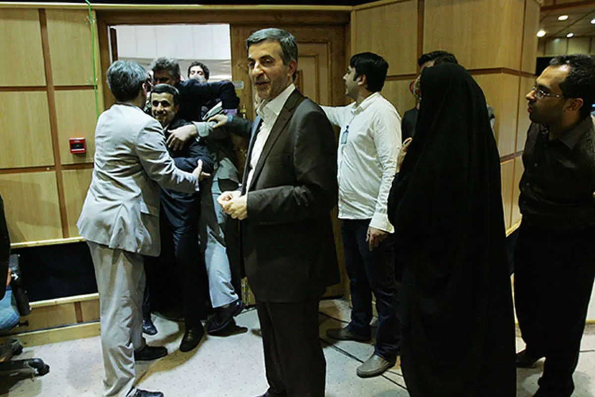 عکس جالب از لحظه خروج مشایی و احمدی‌نژاد