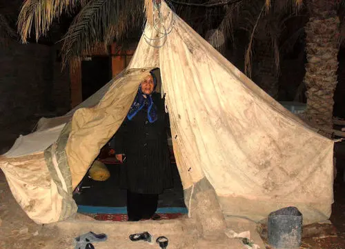 وضع اسف‌بار خواننده زن زیر یک چادرپاره!