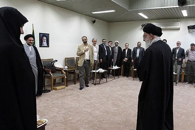 دیدار با مقام معظم رهبری، بلایی که آتش سر مرغداری آورد، حاشیه نشست انتخاباتی، تماشاگران...