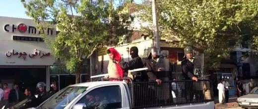 (تصویر)گرداندن مجرم با لباس زنانه در مریوان!