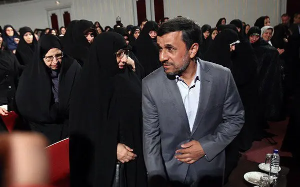 (تصاویر) تجلیل احمدی‌‎نژاد و همسرش از بانوان برگزیده