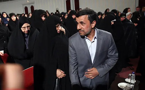 (تصاویر) تجلیل احمدی‌‎نژاد و همسرش از بانوان برگزیده