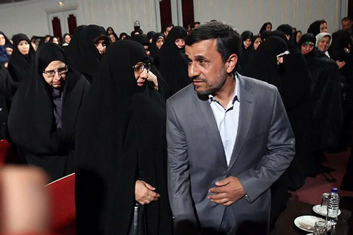 (تصاویر) تجلیل احمدینژاد و همسرش از بانوان برگزیده