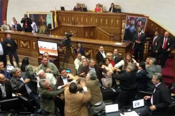 (تصویر) مذاکرات خونین در پارلمان ونزوئلا!