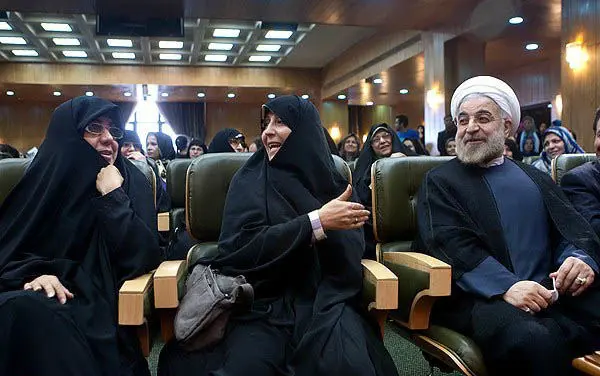 (تصاویر) فاطمه هاشمی و قطع برق در همایش انتخاباتی روحانی