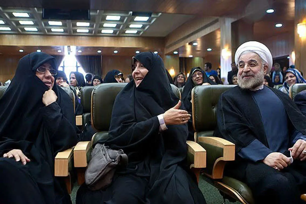 (تصاویر) فاطمه هاشمی و قطع برق در همایش انتخاباتی روحانی