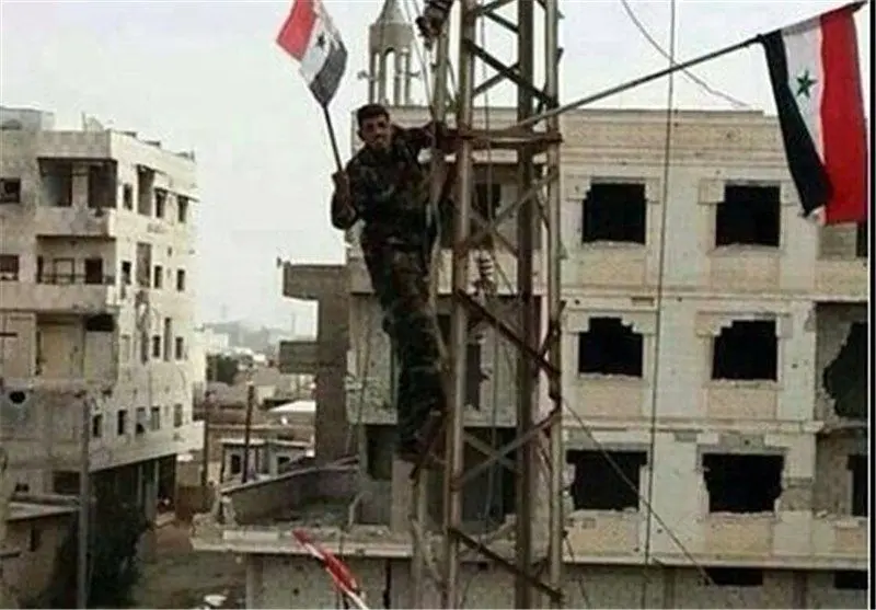 (تصویر) پرچم سوریه در قُصیر به اهتزاز درآمد