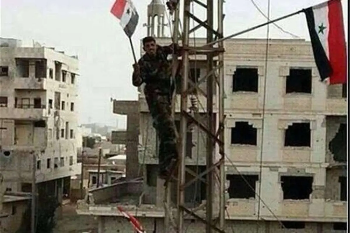 (تصویر) پرچم سوریه در قُصیر به اهتزاز درآمد