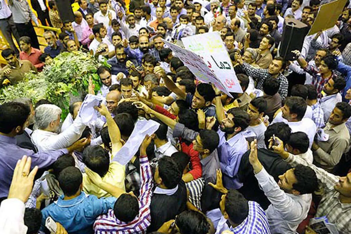 تجمع مردم دور نامزدهای انتخابات، شیوههای تبلیغاتی اعضای ستادها، دستبندهای رنگی هواداران،...