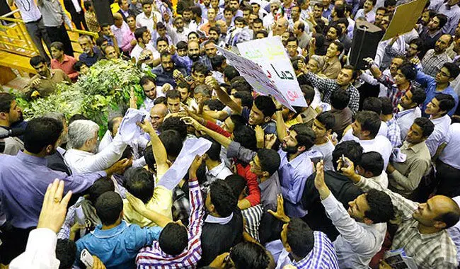تجمع مردم دور نامزدهای انتخابات، شیوه‌های تبلیغاتی اعضای ستادها، دستبندهای رنگی هواداران،...