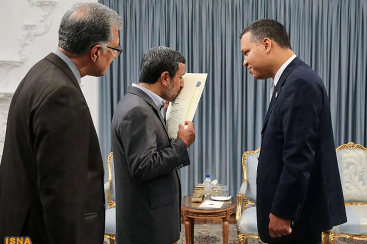 (تصاویر) بوسههای حاشیه ساز احمدینژاد!