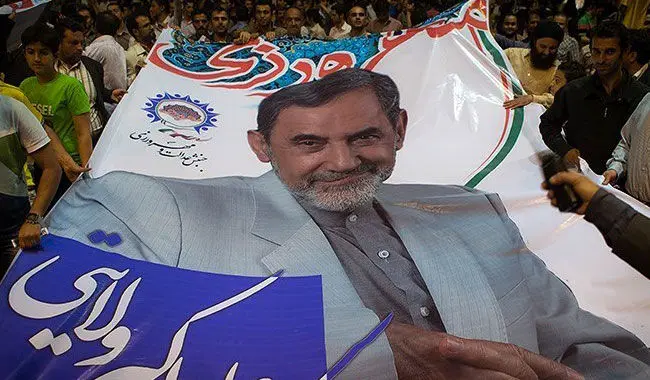 یک روز مانده تا انتخابات ریاست جمهوری، آخرین شب تبلیغات، حامیان نامزدها با دستبندهای...
