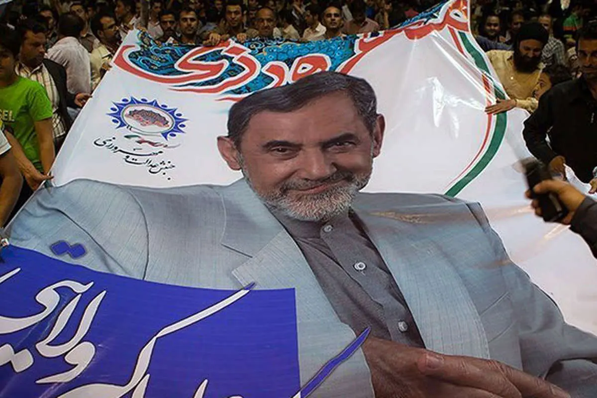 یک روز مانده تا انتخابات ریاست جمهوری، آخرین شب تبلیغات، حامیان نامزدها با دستبندهای...