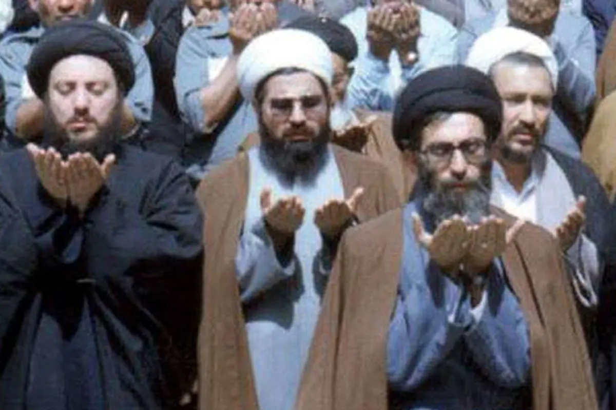 (تصاویر) اقتدای روحانی به آیت‌الله خامنه‌ای