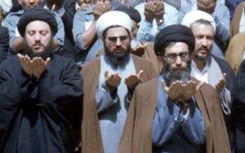 (تصاویر) اقتدای روحانی به آیت‌الله خامنه‌ای