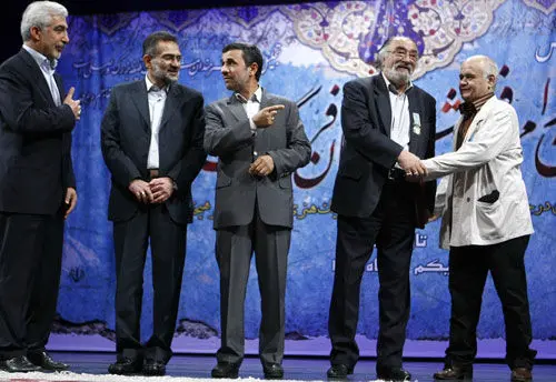(تصویر) شوخی اکبرعبدی مقابل احمدی‌نژاد