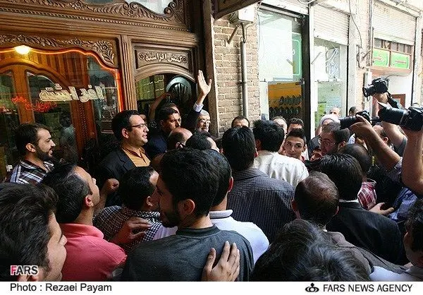 (تصویر) حدادعادل در حال انتخاب کفش