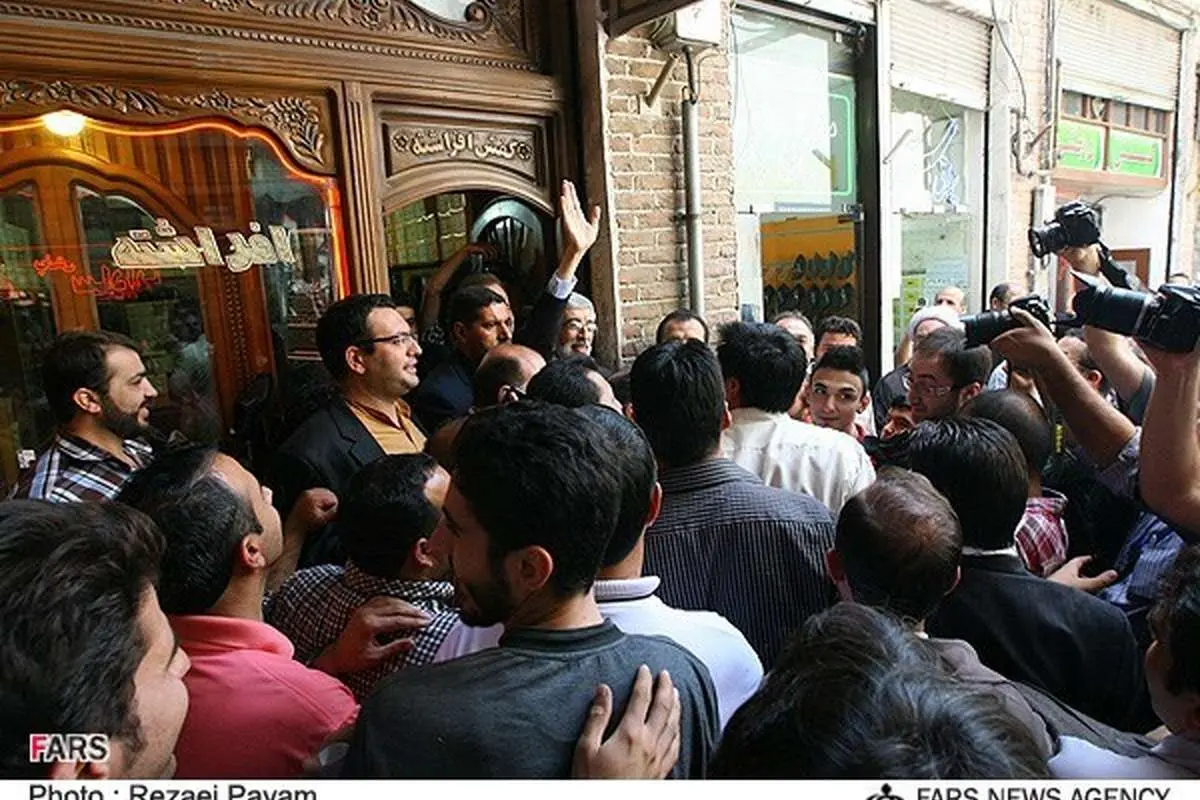 (تصویر) حدادعادل در حال انتخاب کفش