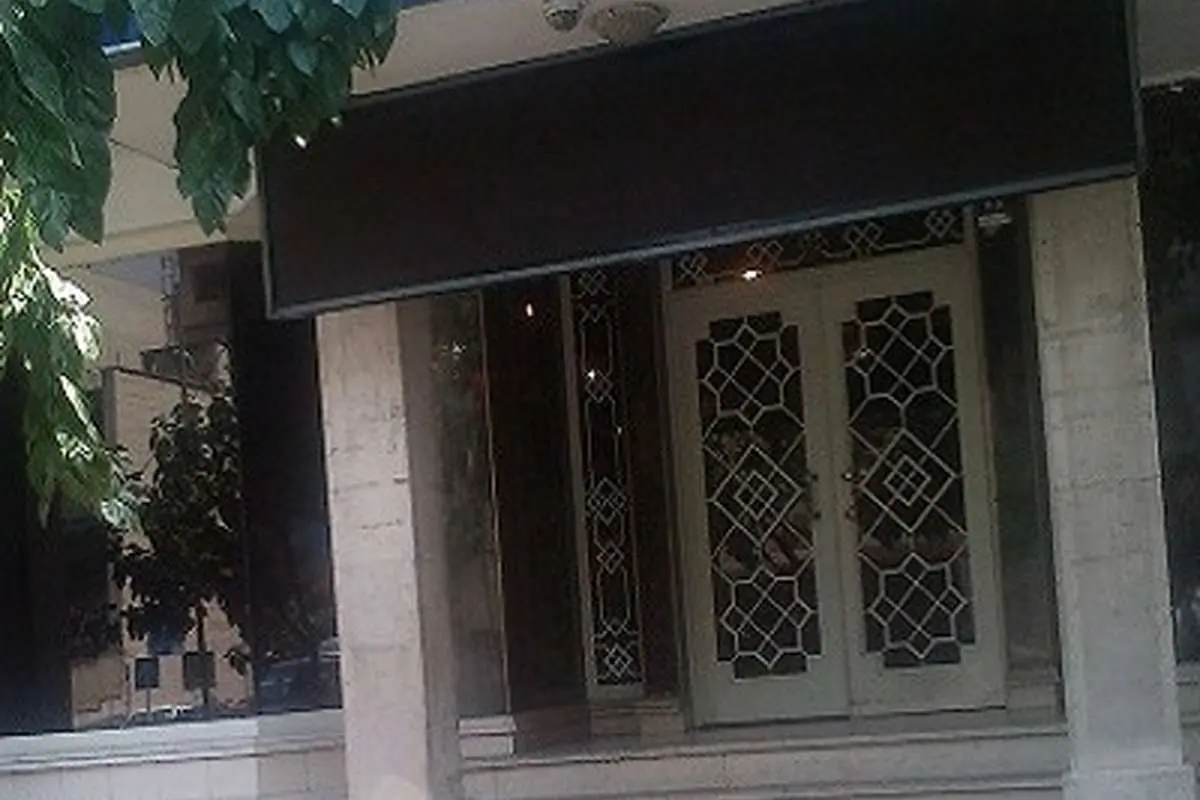 (تصویر) قربانی گوسفند مقابل روزنامه ایران برای رفع حاشیه!
