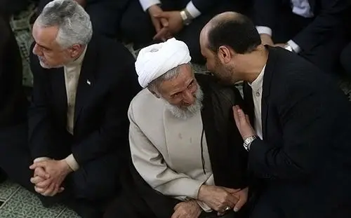 (تصاویر) حرف درگوشی در نمازجمعه تهران