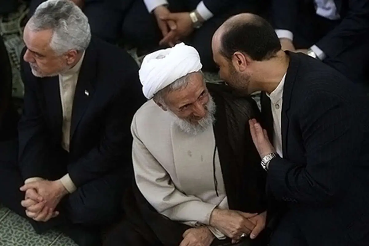(تصاویر) حرف درگوشی در نمازجمعه تهران