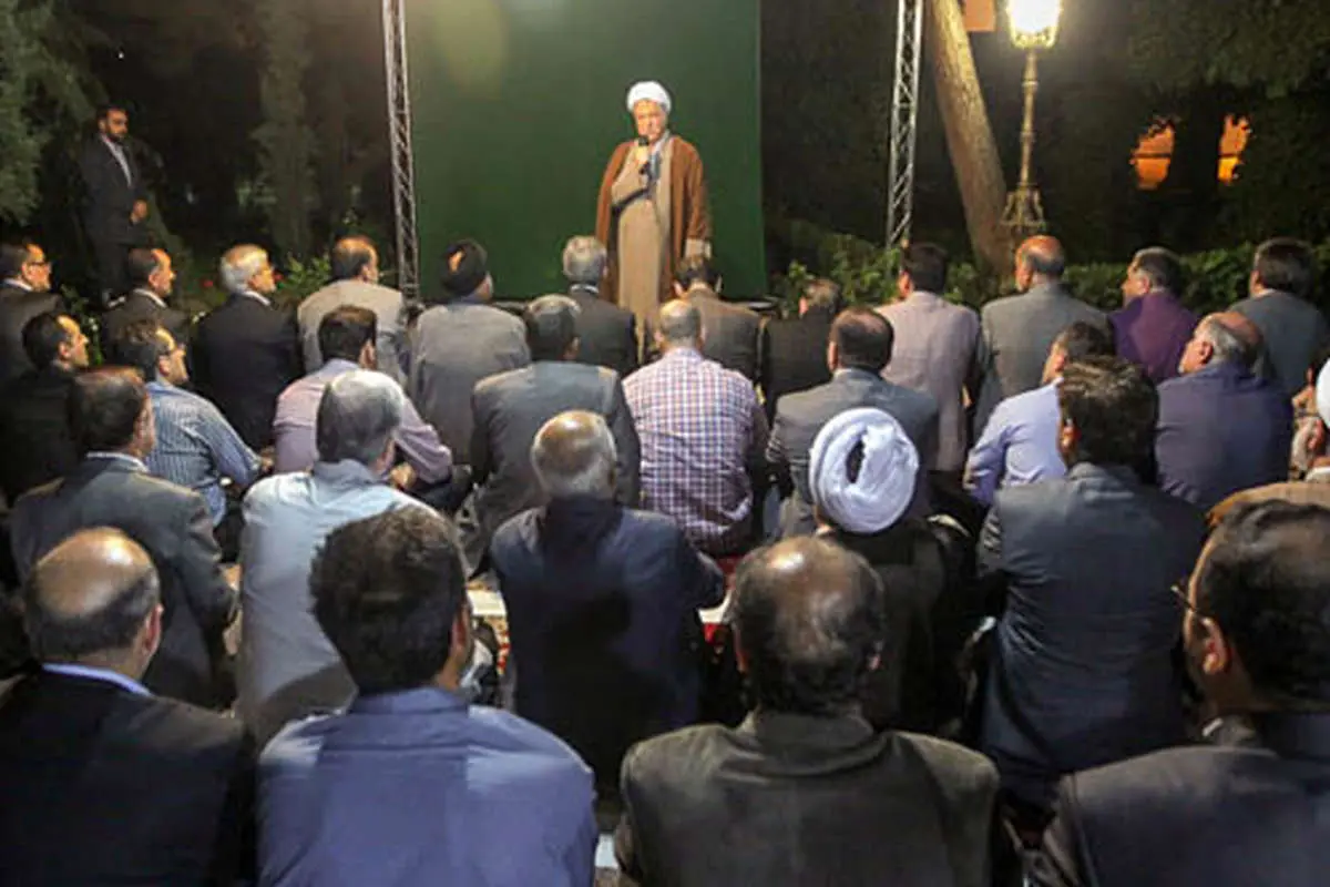 (تصویر) اقتدای داماداحمدینژاد به هاشمی