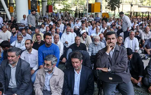 (تصویر) احمدی‌نژاد نشسته نماز خواند