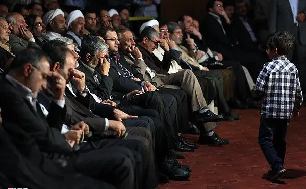 (تصاویر) بوسه حدادعادل به دستان مادر