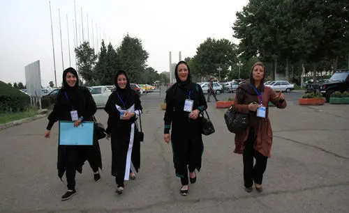 (تصاویر) بانوان پشت درهای ورزشگاه آزادی