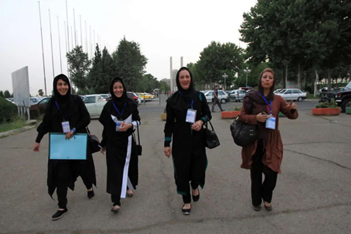 (تصاویر) بانوان پشت درهای ورزشگاه آزادی