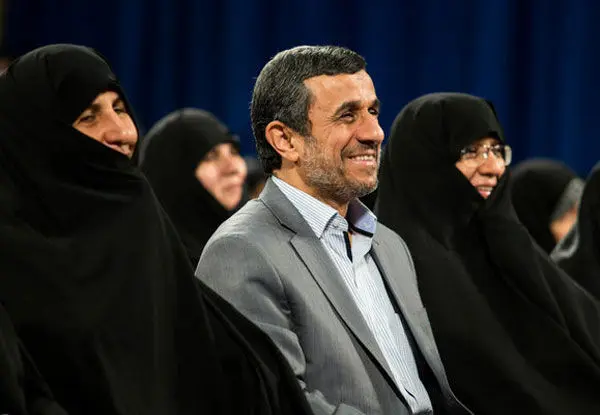 (تصاویر) تقدیر احمدی‎نژاد از همسرش