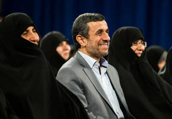 (تصاویر) تقدیر احمدی‎نژاد از همسرش