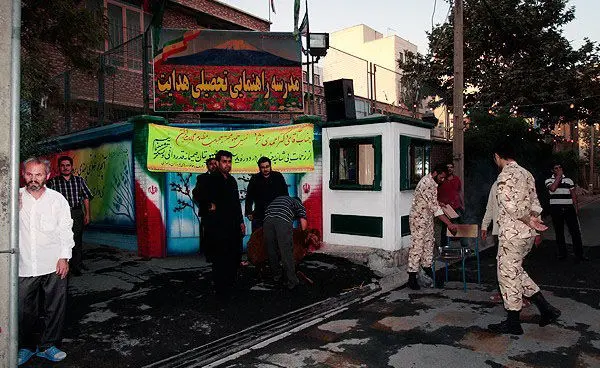 (تصاویر) رئیس‌جمهور سابق به خانه بازگشت