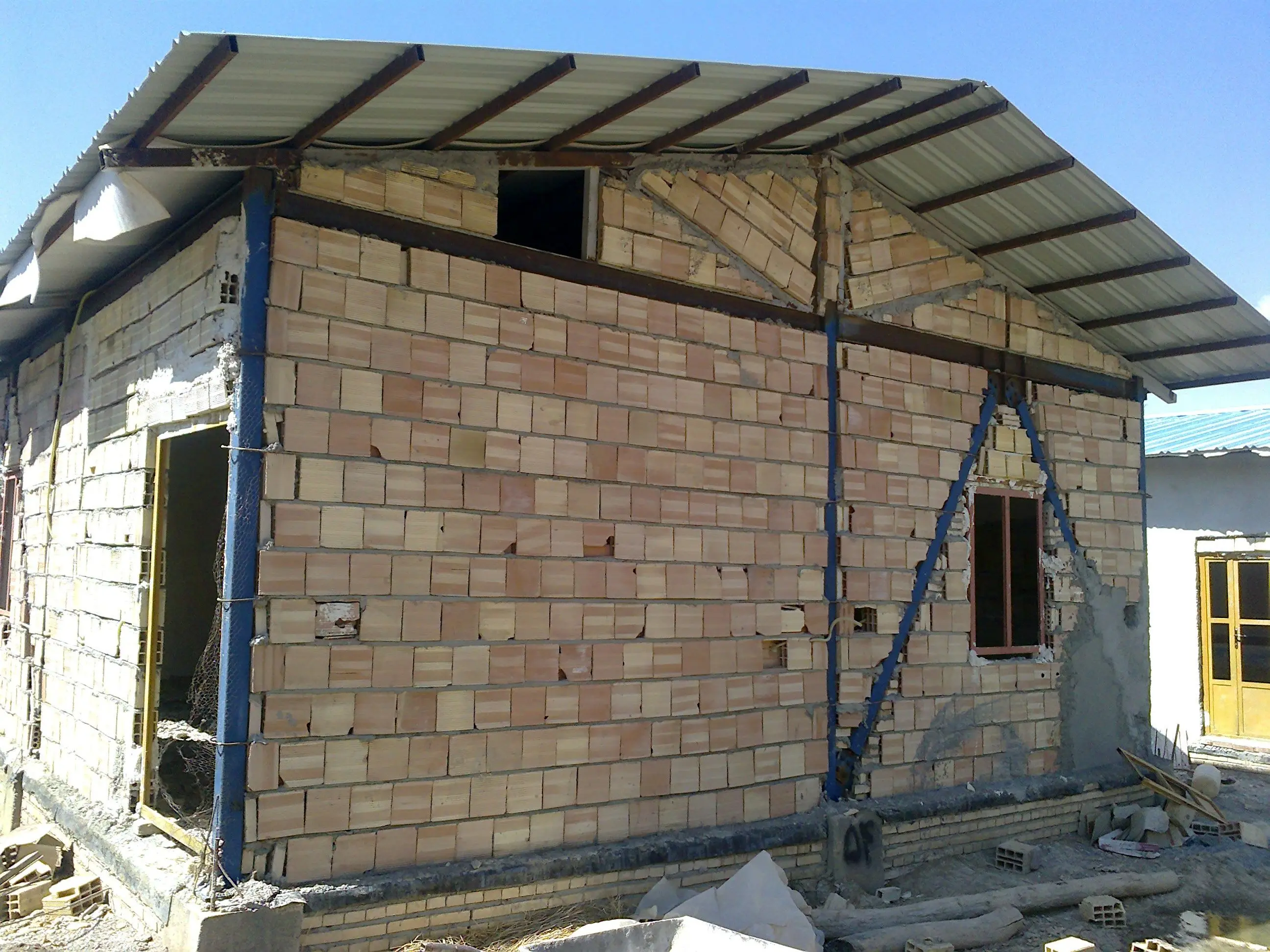 هنوز در کانکس زندگی می‌کنند!