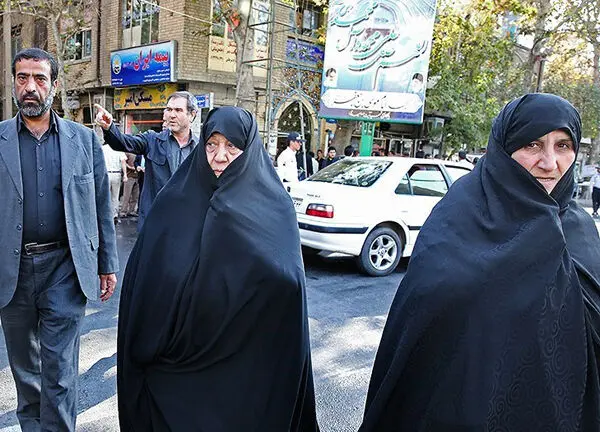 (تصاویر) محسن هاشمی و مادرش در ختم همسر آیت‌الله سعیدی