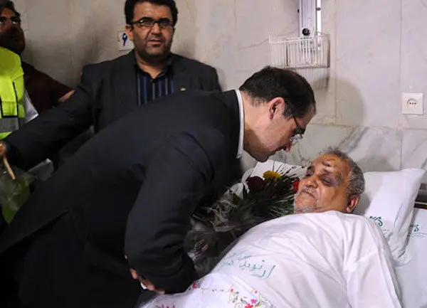 (تصاویر) وزیر بهداشت چشم یکی از مجروحان را معاینه کرد