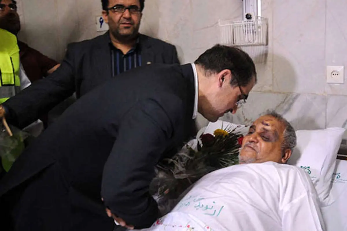 (تصاویر) وزیر بهداشت چشم یکی از مجروحان را معاینه کرد