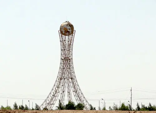 (تصاویر) نماد پادگان اشرف سرنگون شد