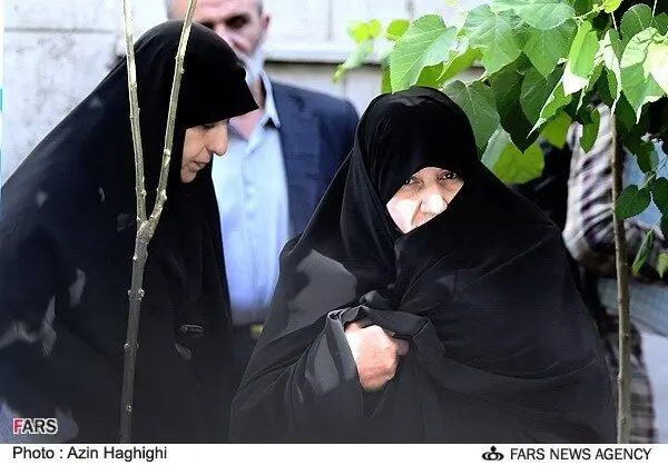 (تصویر) همسر روحانی در ختم مرحوم پیوندی