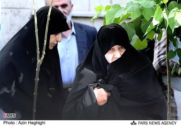 (تصویر) همسر روحانی در ختم مرحوم پیوندی