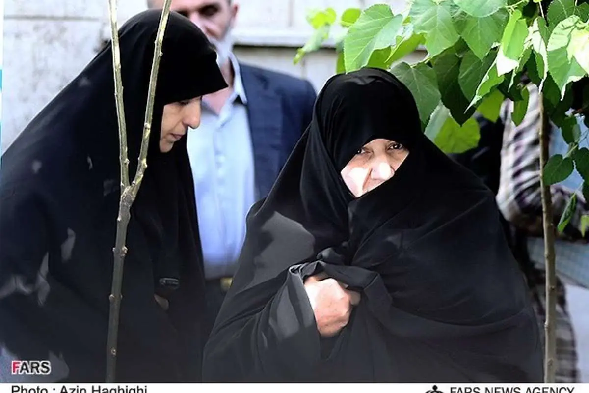 (تصویر) همسر روحانی در ختم مرحوم پیوندی