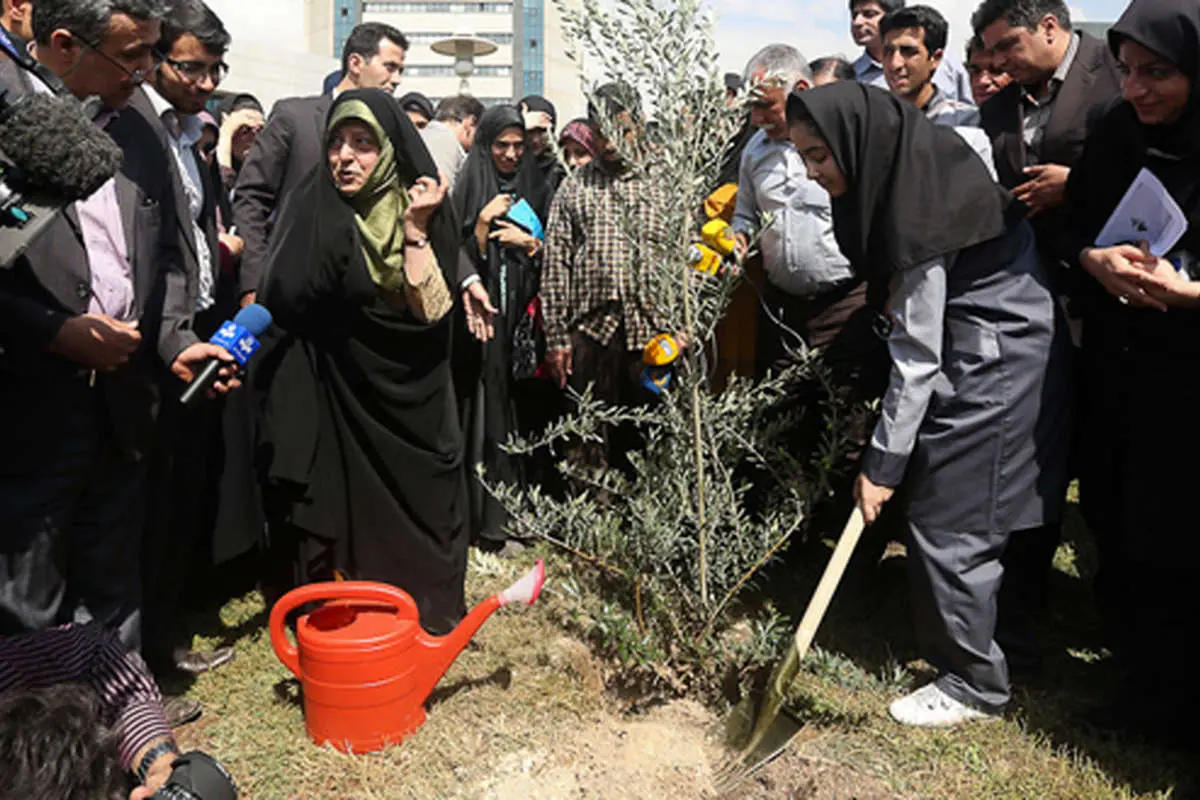 (تصاویر) معصومه ابتکار درخت "صلح" کاشت