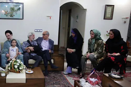 حضور سید محمد خاتمی در منزل زندانیان سیاسی آزاد شده +(تصاویر)